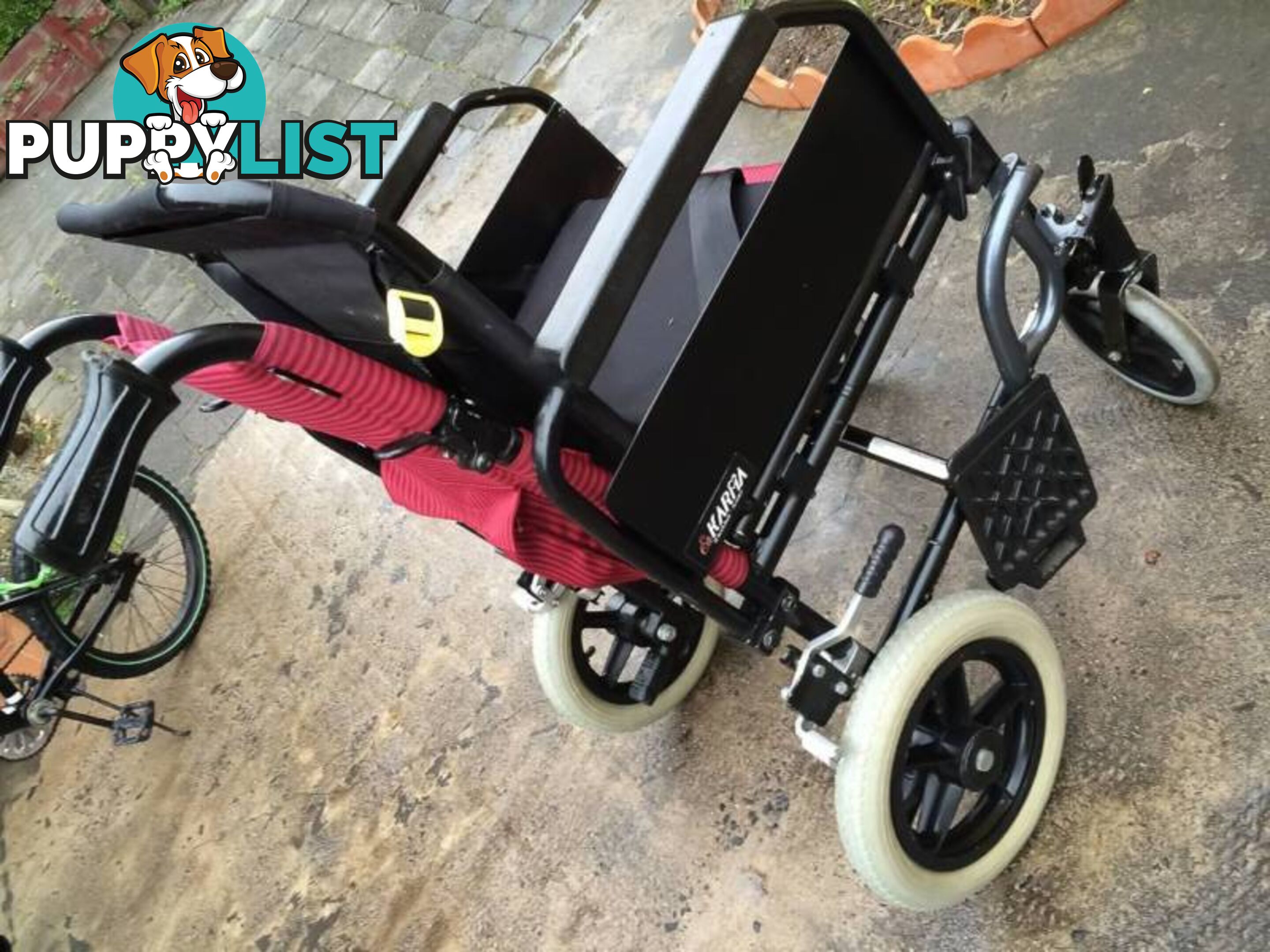 WHEELCHAIR IN GREAT CONDITION WITH SEATBEALT & ARM LIFTS