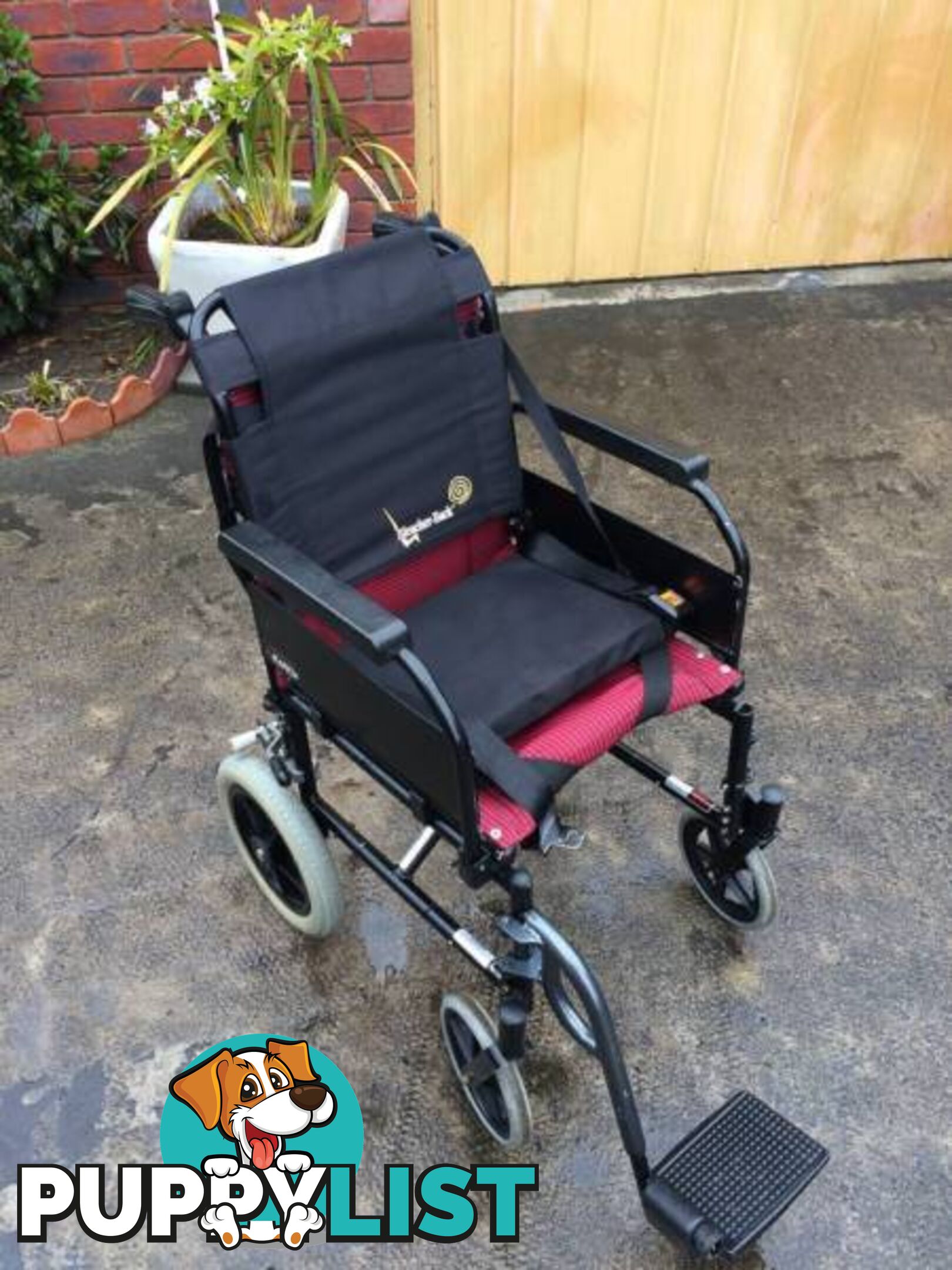 WHEELCHAIR IN GREAT CONDITION WITH SEATBEALT & ARM LIFTS