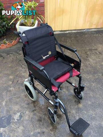 WHEELCHAIR IN GREAT CONDITION WITH SEATBEALT & ARM LIFTS