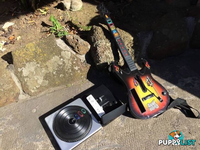 Wii DJ HERO TURNTABLE & Wii GUITAR HERO GUITAR ( NO GAMES)