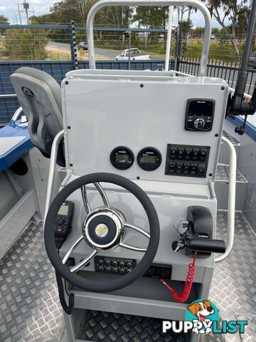 YELLOWFIN 6200 REAR CONSOLE PLATINUM PACKAGE - DISPLAY CLEARANCE