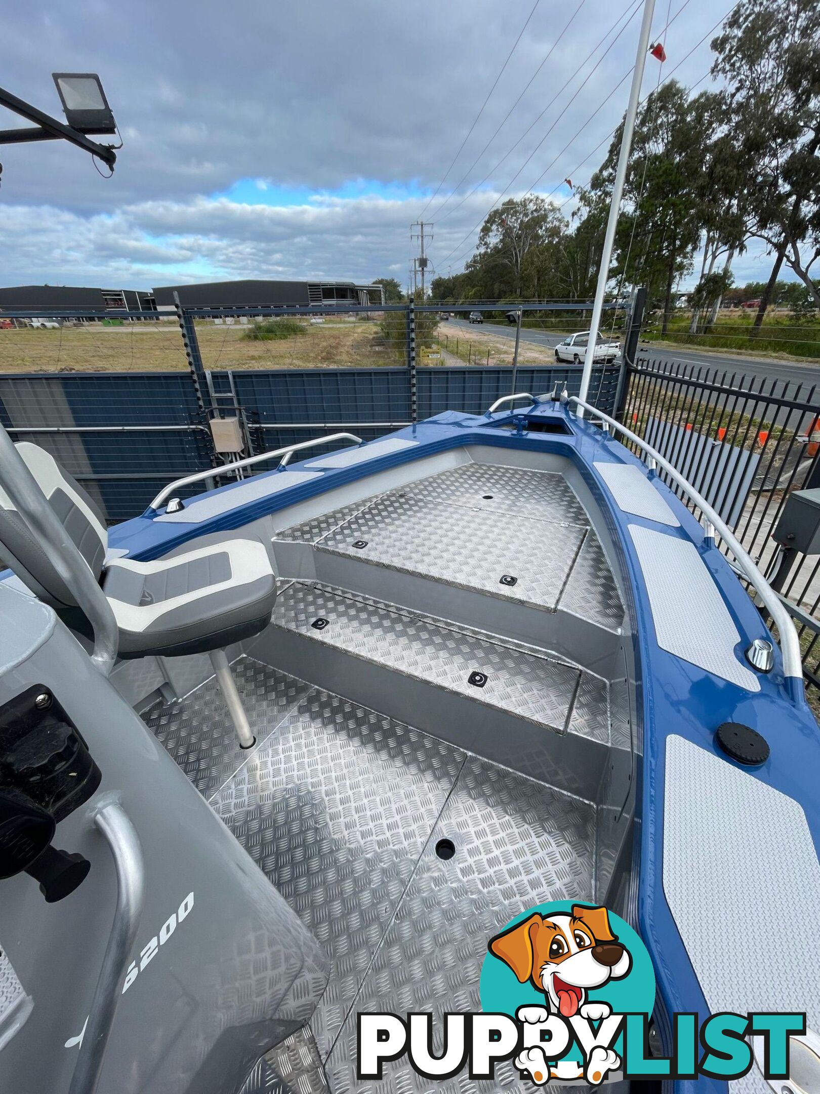YELLOWFIN 6200 REAR CONSOLE PLATINUM PACKAGE - DISPLAY CLEARANCE