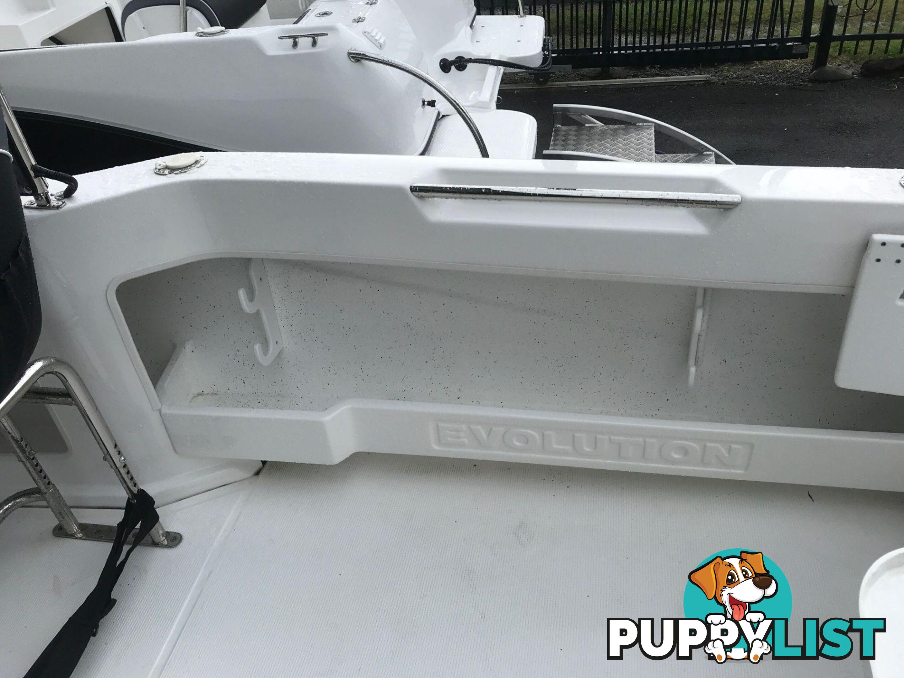 NEW 2024 EVOLUTION 552 PLATINUM FITTED WITH A YAMAHA HELM MASTER XA F150 FOURSTROKE