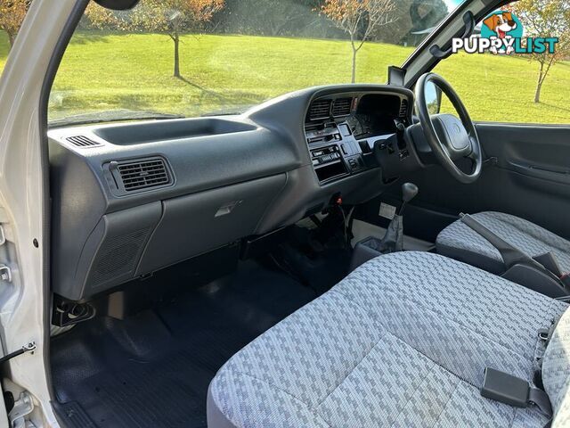 2002 Toyota Hiace LH184R COMMUTER 3.0 Litre Diesel 14 Seater People Mover 5 Speed Manual