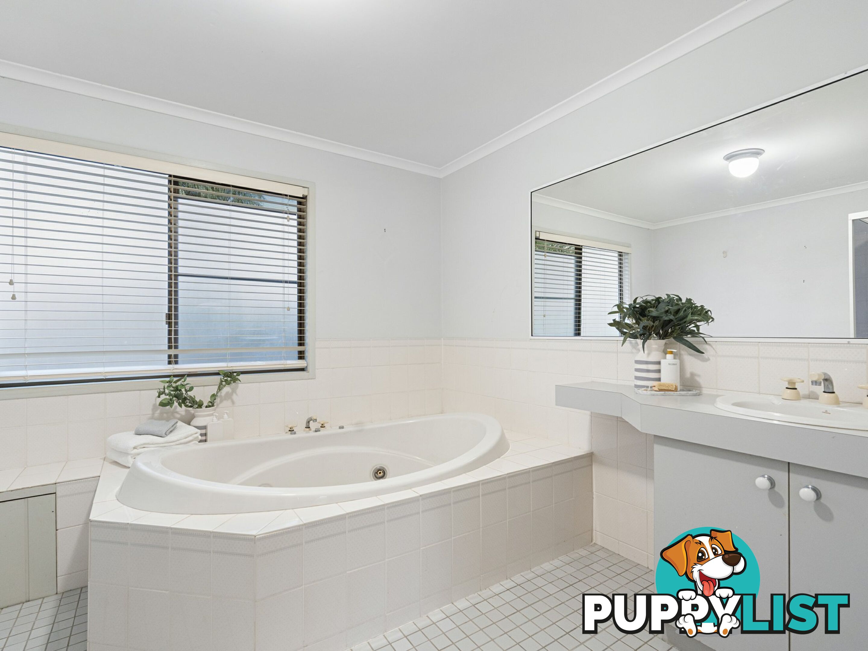 4 Rani Close MOUNT OMMANEY QLD 4074