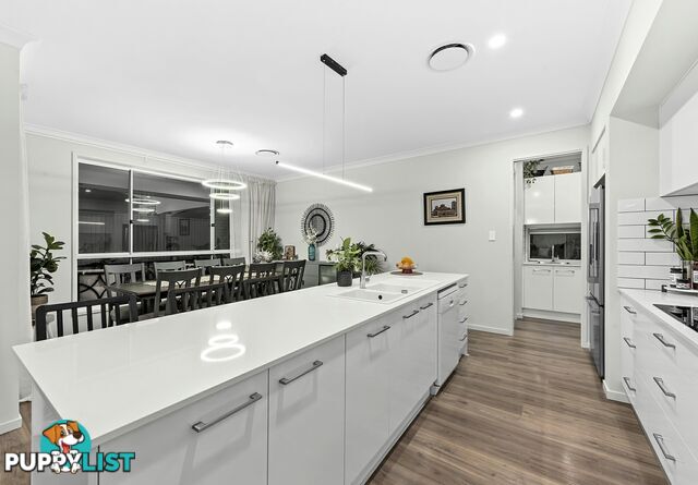 16 William Close PARK RIDGE QLD 4125