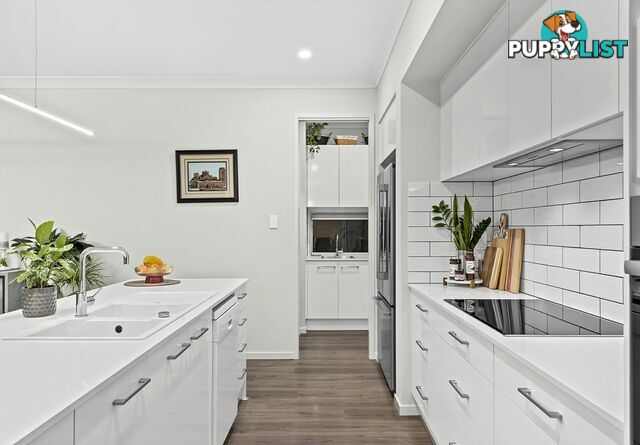 16 William Close PARK RIDGE QLD 4125