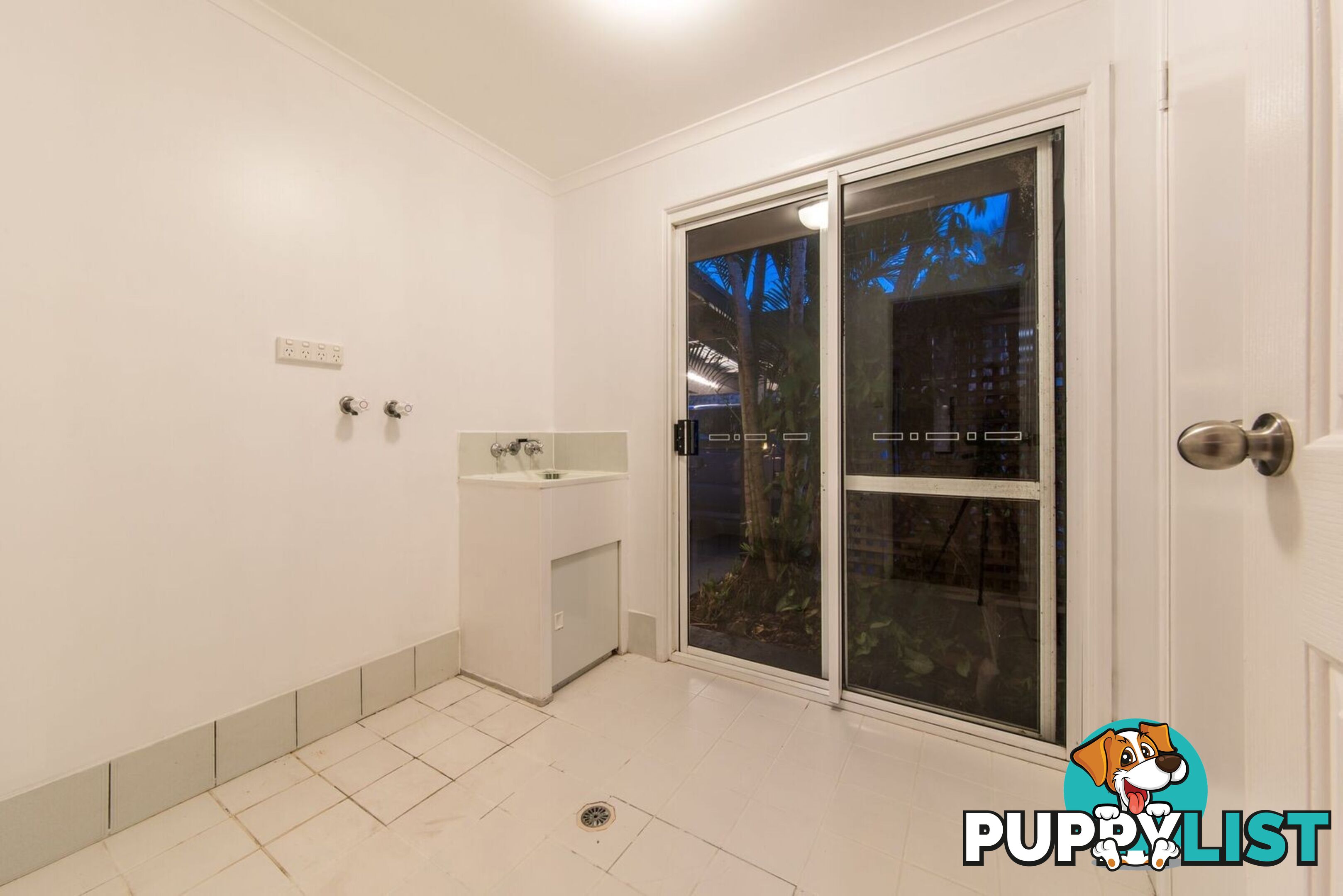 16 South Molle Boulevard CANNONVALE QLD 4802