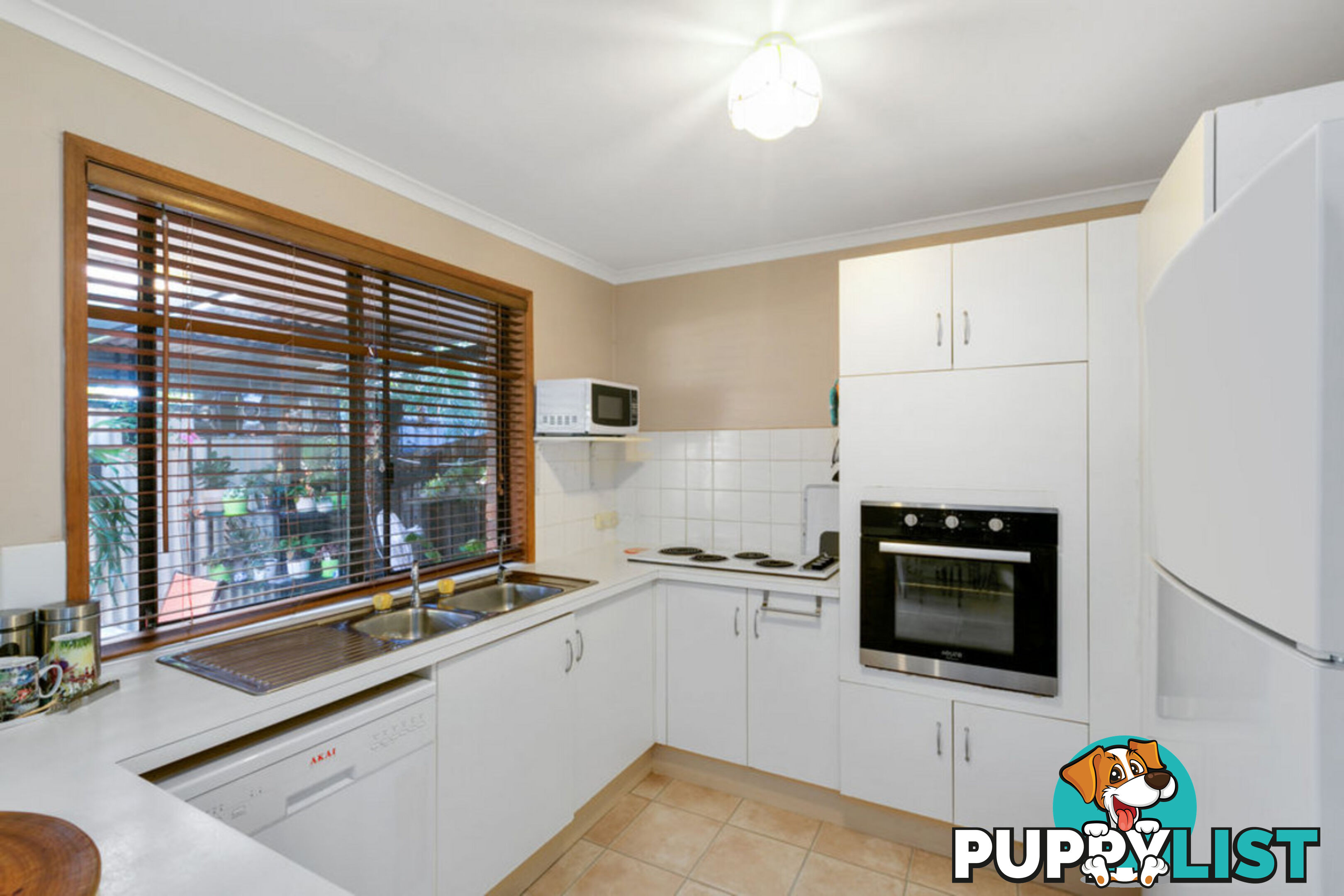 2/13 Gumbeel Court HIGHLAND PARK QLD 4211