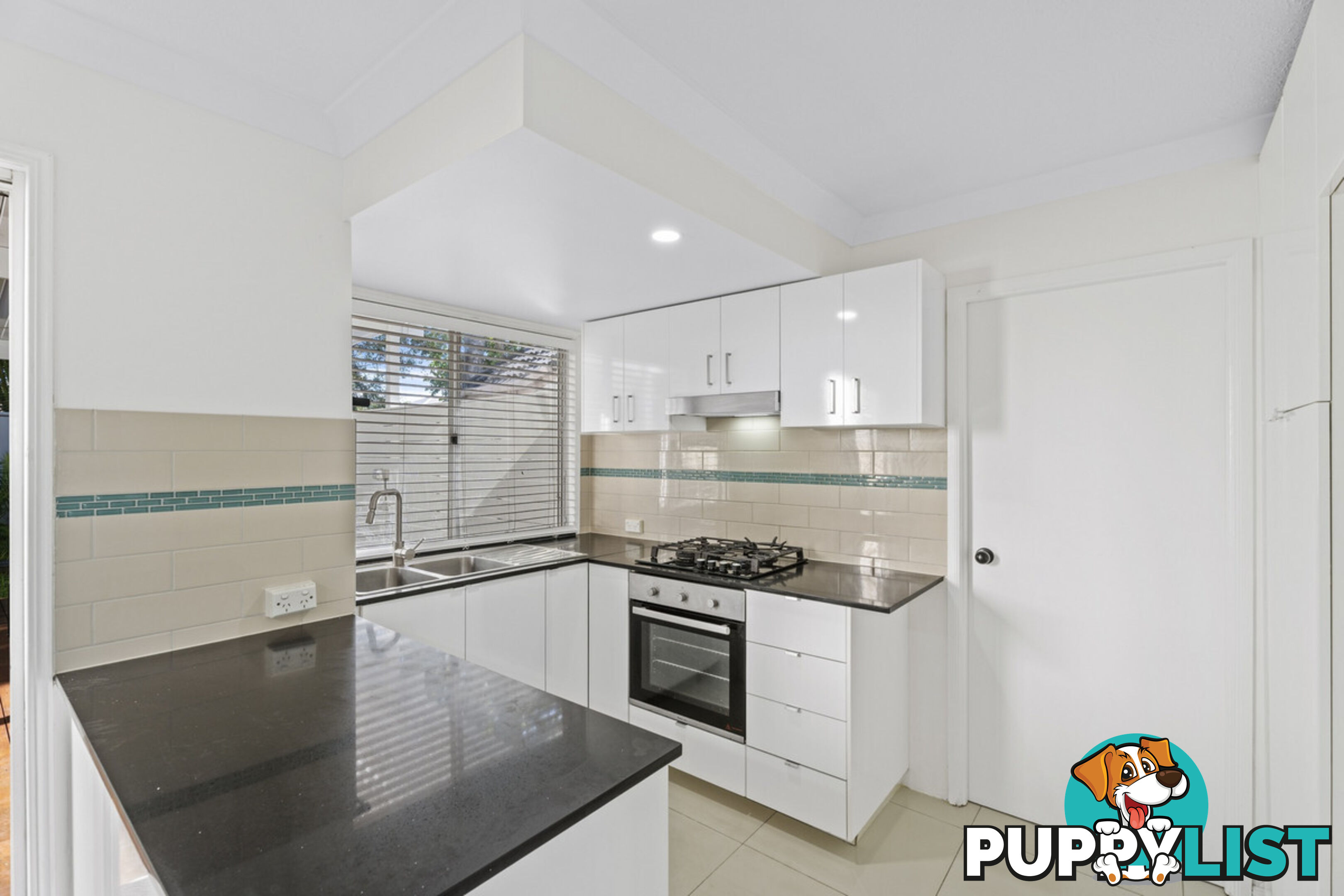 10/2 St Kevins Avenue BENOWA QLD 4217