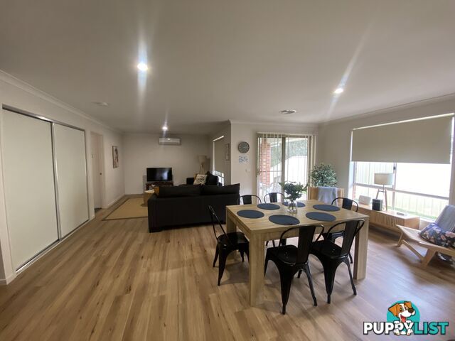 60 Royce Crescent LAVINGTON NSW 2641
