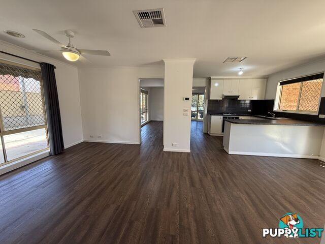 8 Mitta Grove LAVINGTON NSW 2641
