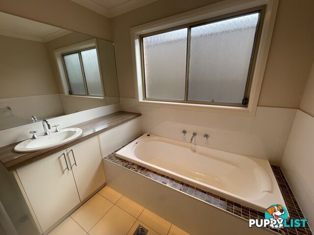 11 Lawson Circuit LAVINGTON NSW 2641