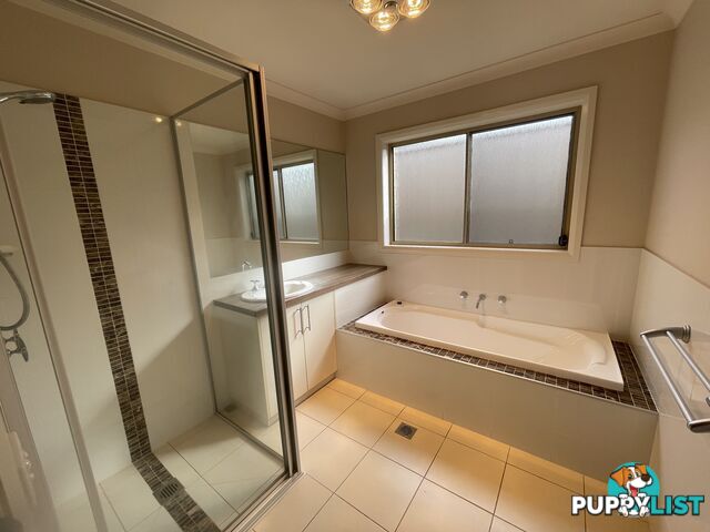 11 Lawson Circuit LAVINGTON NSW 2641