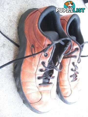 OAKLEY LEATHER SHOES SIZE 10 US 28CM