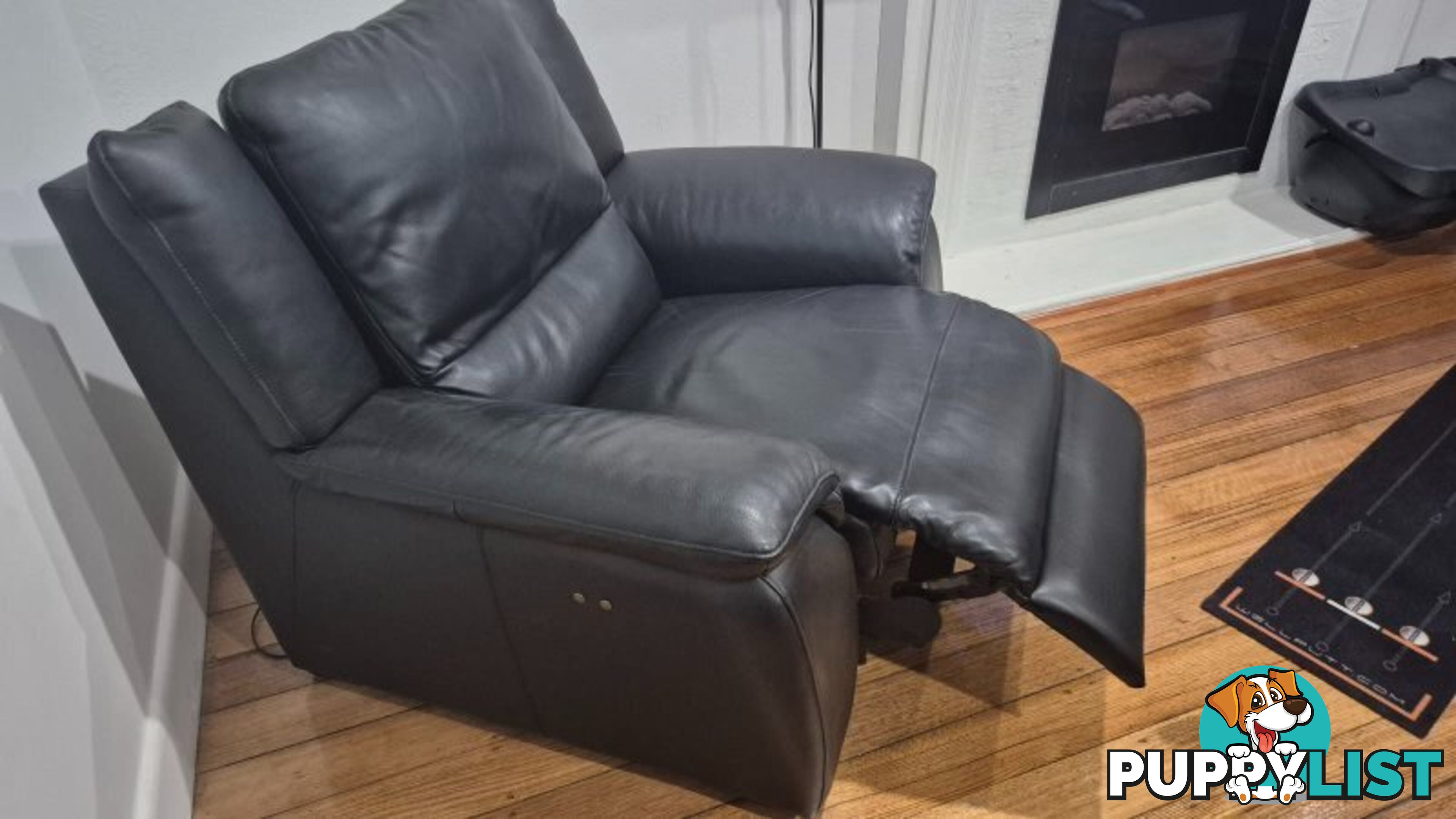 Electric Leather Lounge Chair in excellent condition