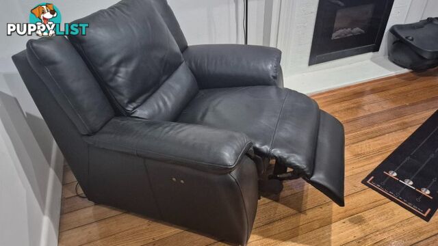 Electric Leather Lounge Chair in excellent condition