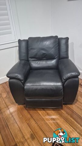 Electric Leather Lounge Chair in excellent condition