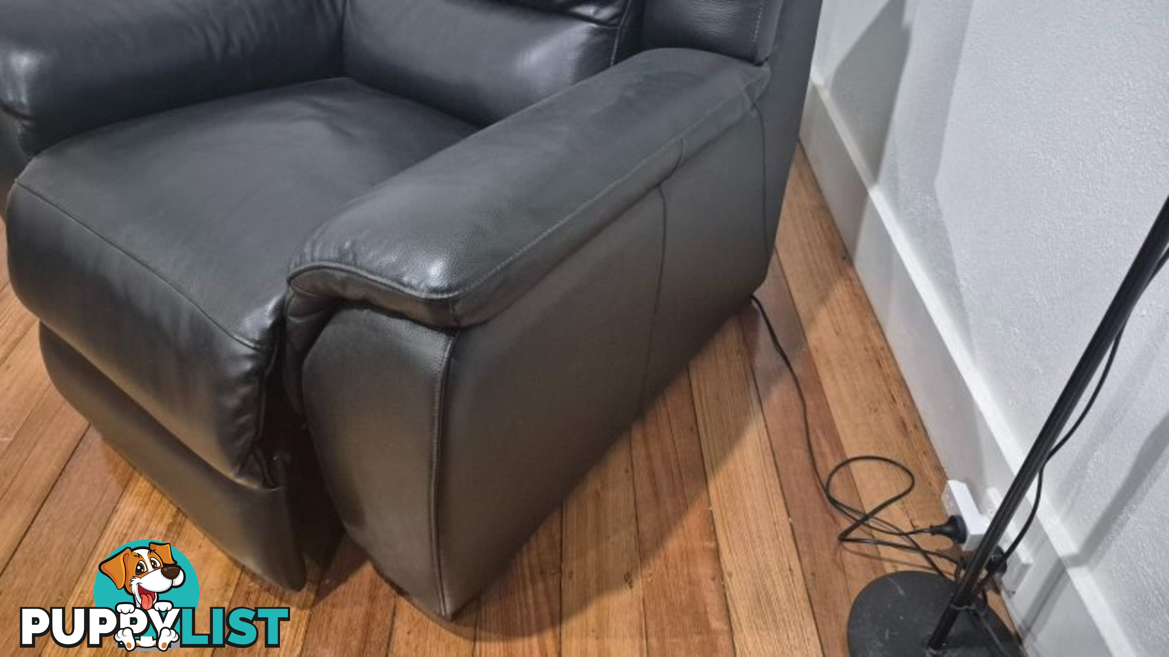 Electric Leather Lounge Chair in excellent condition