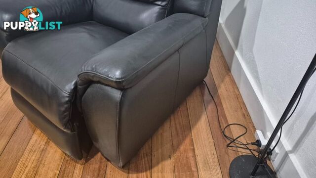 Electric Leather Lounge Chair in excellent condition