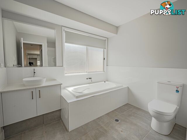 18 Aimeo esp RUSSELL ISLAND QLD 4184