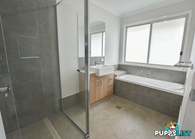 42 Highland Street RUSSELL ISLAND QLD 4184