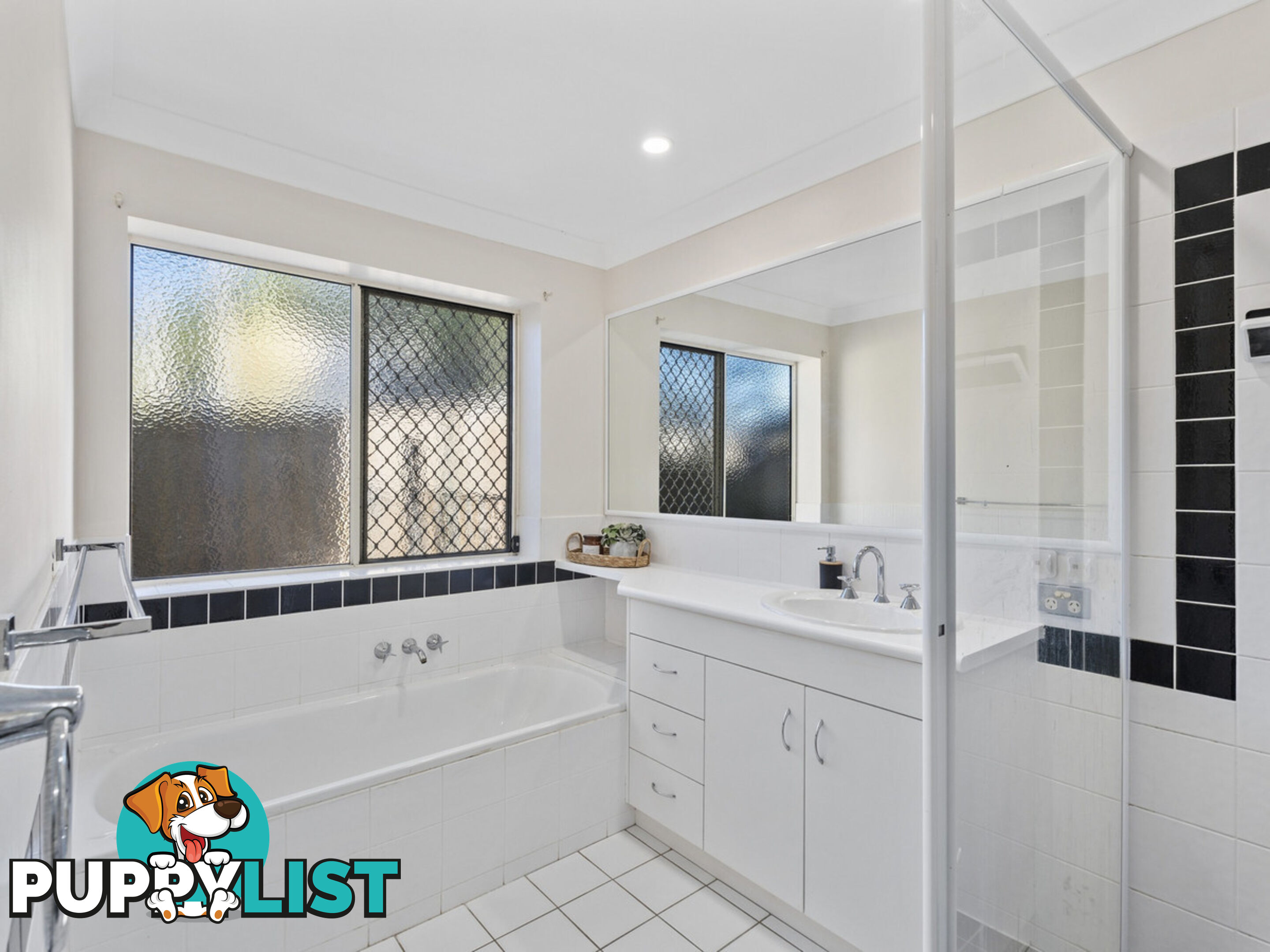 1 Hemes Close PACIFIC PINES QLD 4211