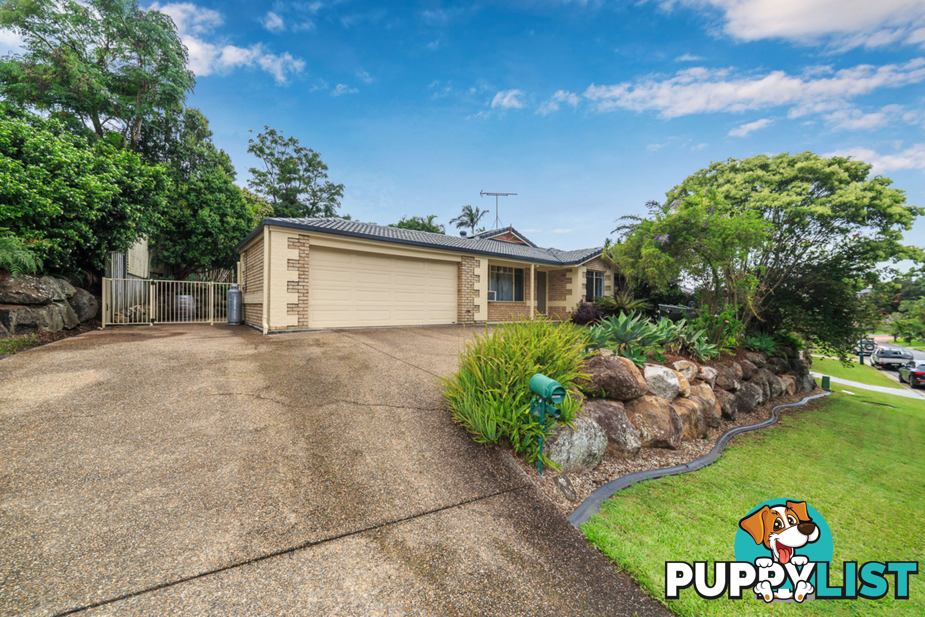 9 Clipperton Chase PACIFIC PINES QLD 4211