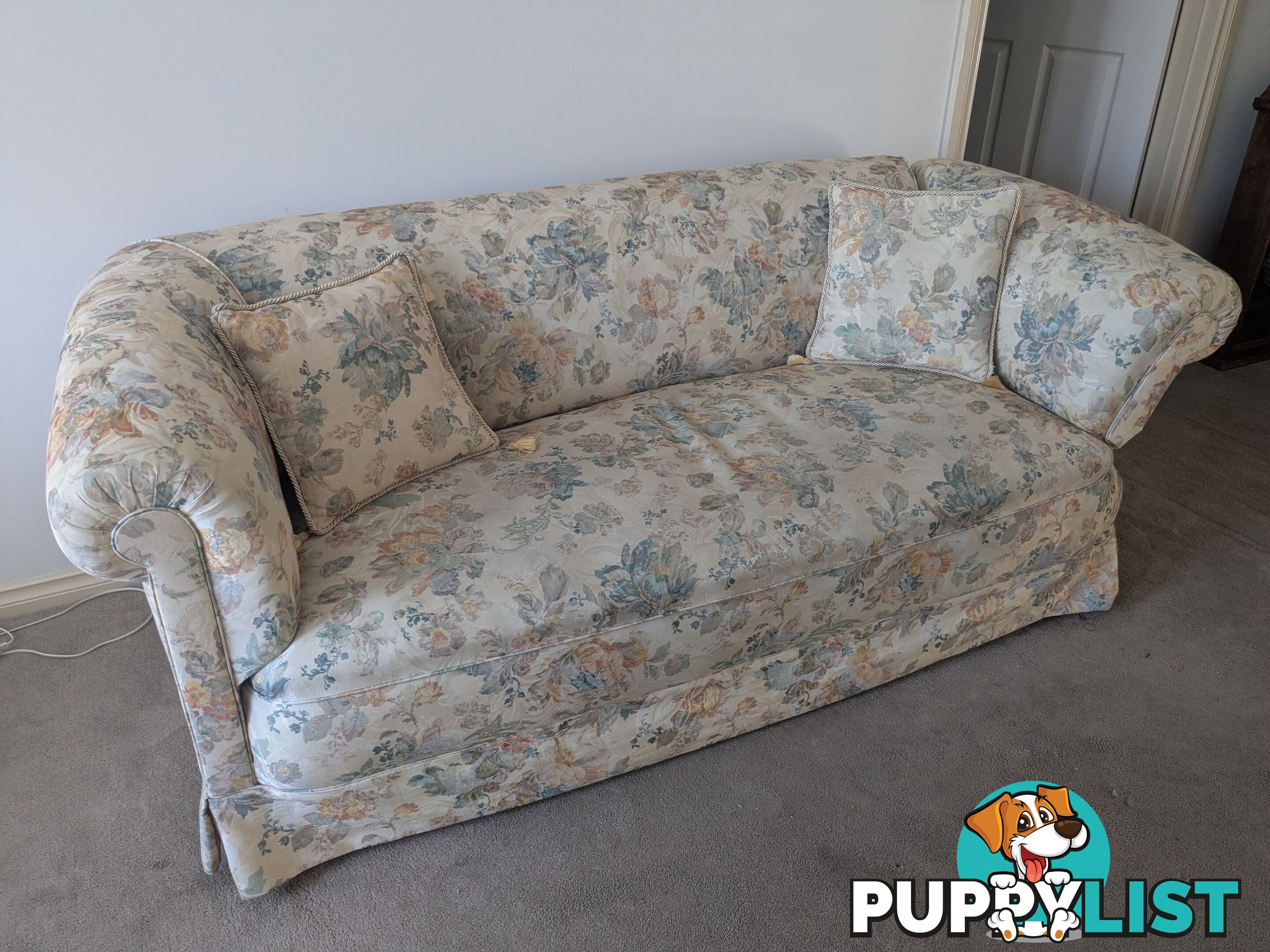 Vintage Floral Sofa with Reclining Arm – Cozy & Elegant!