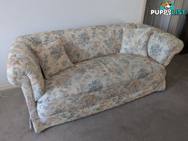 Vintage Floral Sofa with Reclining Arm – Cozy & Elegant!