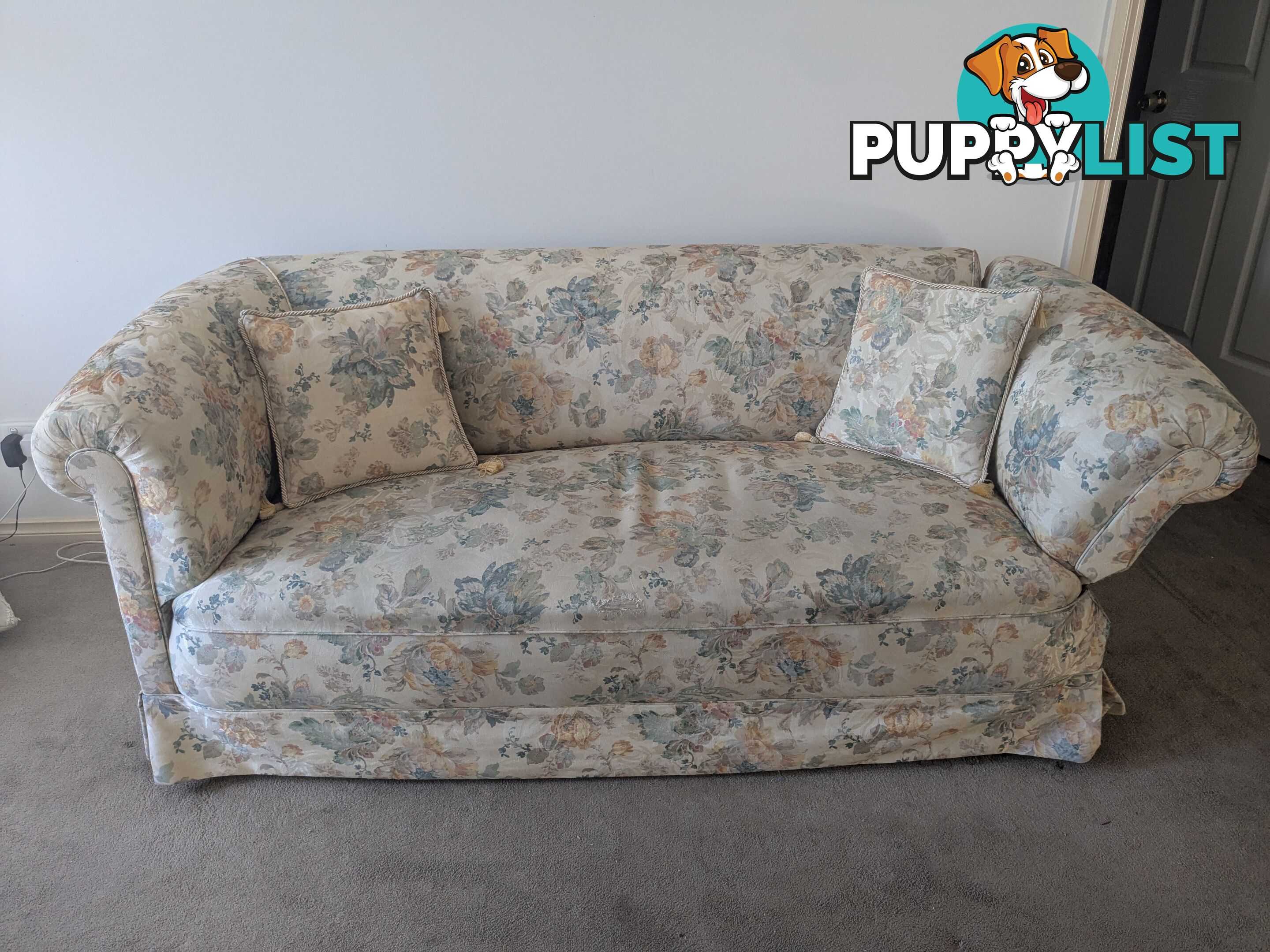 Vintage Floral Sofa with Reclining Arm – Cozy & Elegant!