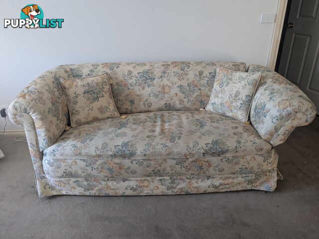 Vintage Floral Sofa with Reclining Arm – Cozy & Elegant!