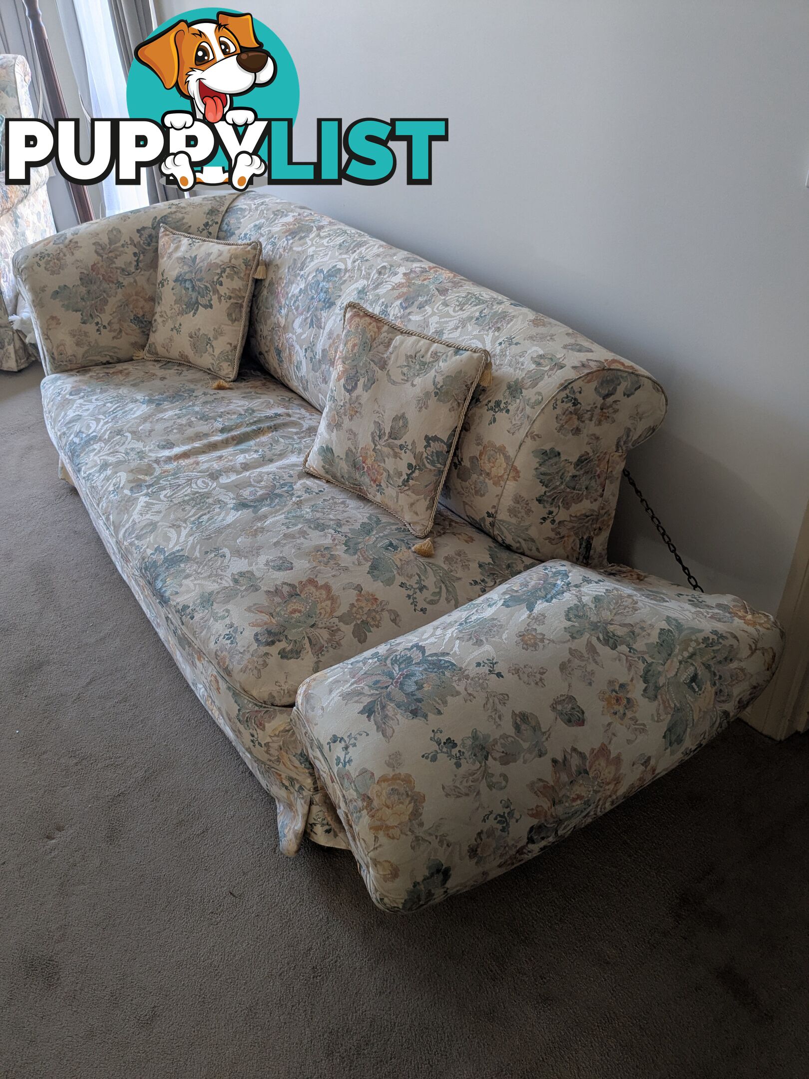 Vintage Floral Sofa with Reclining Arm – Cozy & Elegant!