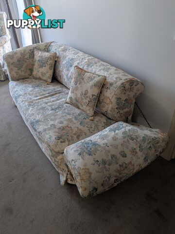 Vintage Floral Sofa with Reclining Arm – Cozy & Elegant!