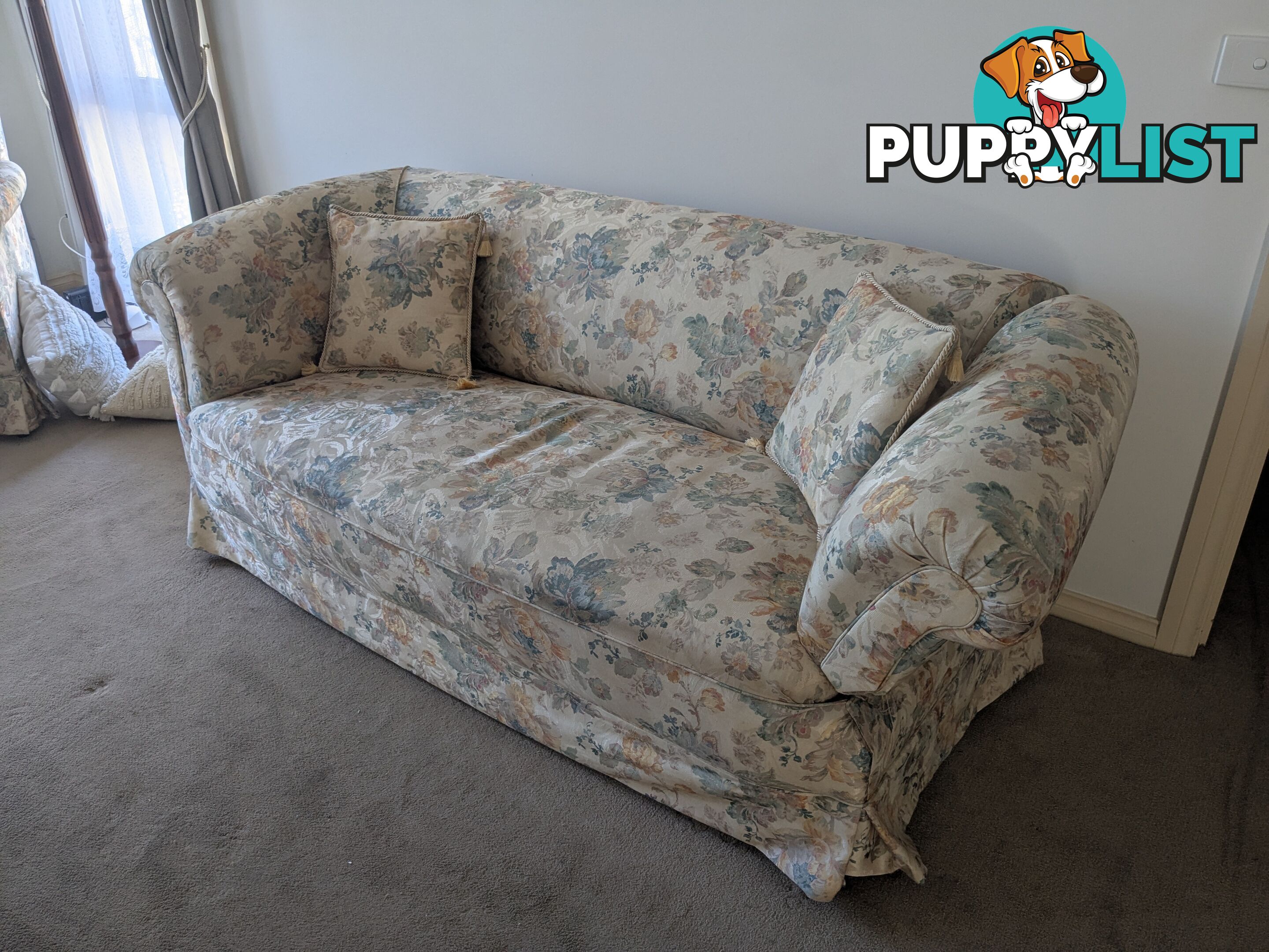 Vintage Floral Sofa with Reclining Arm – Cozy & Elegant!