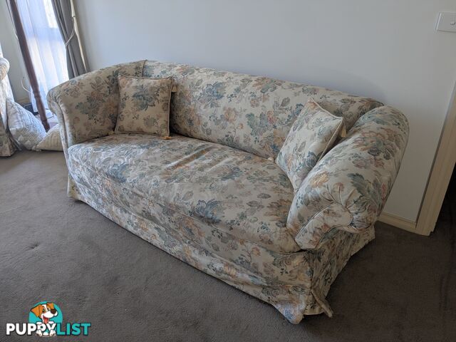 Vintage Floral Sofa with Reclining Arm – Cozy & Elegant!