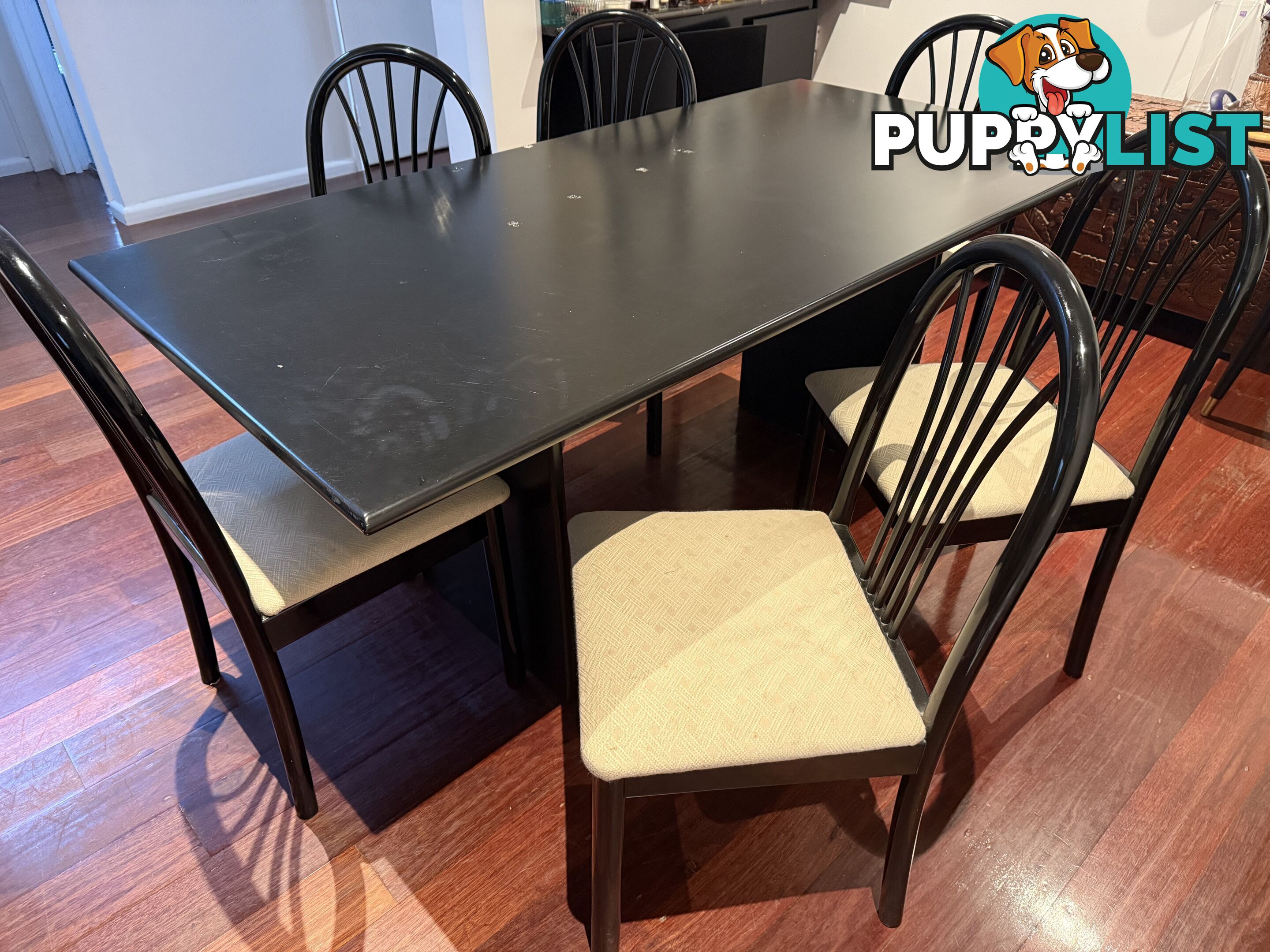 Sturdy and stylish dining setting