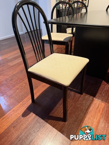 Sturdy and stylish dining setting