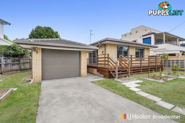 32 Poinsettia Avenue RUNAWAY BAY QLD 4216