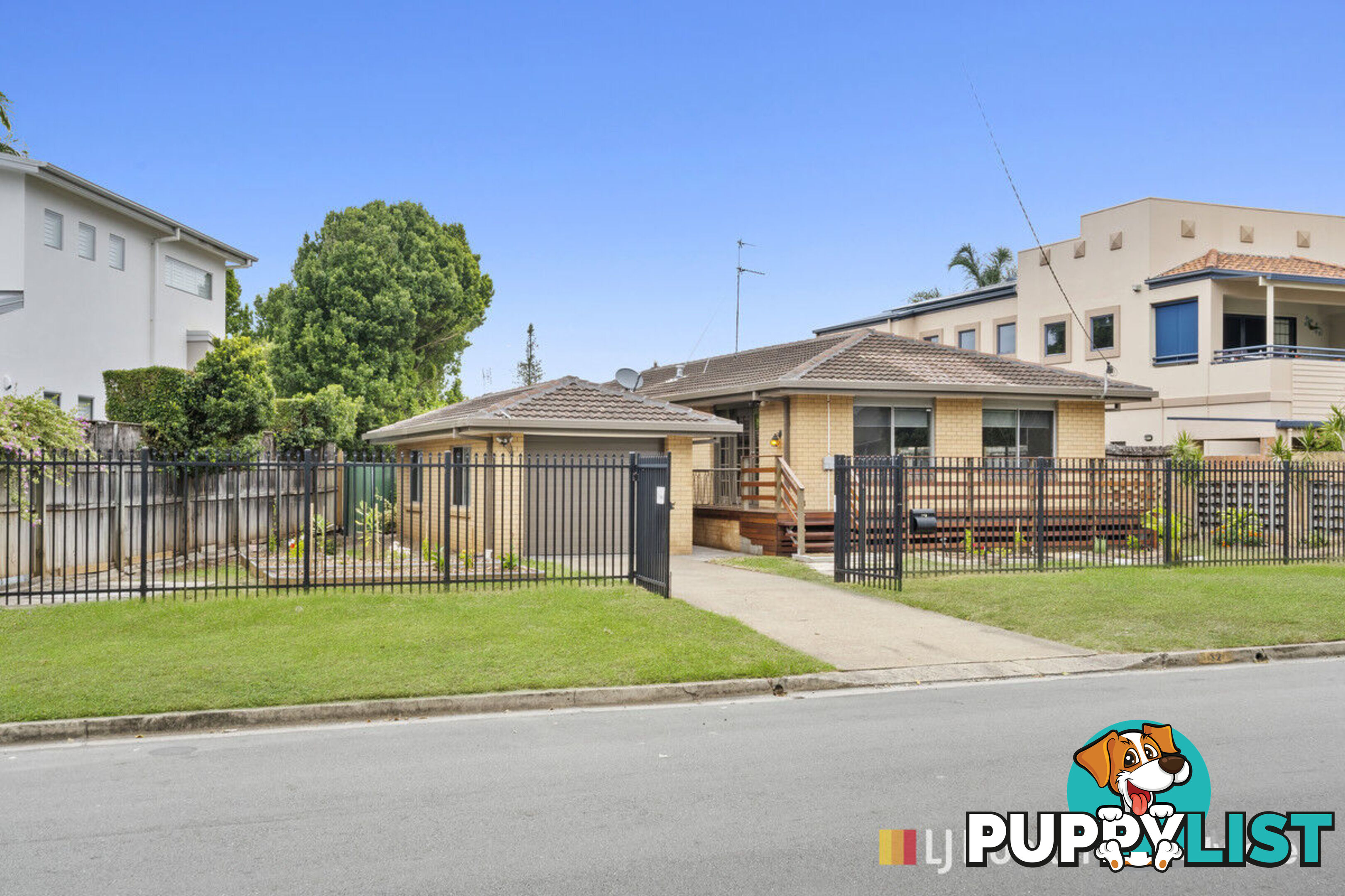 32 Poinsettia Avenue RUNAWAY BAY QLD 4216