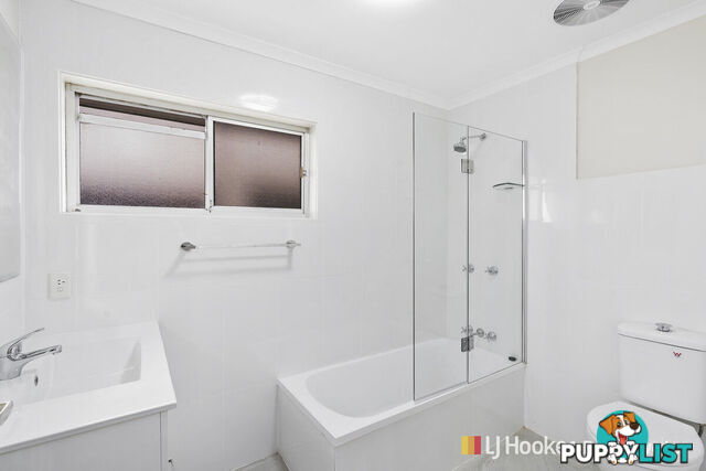 32 Poinsettia Avenue RUNAWAY BAY QLD 4216