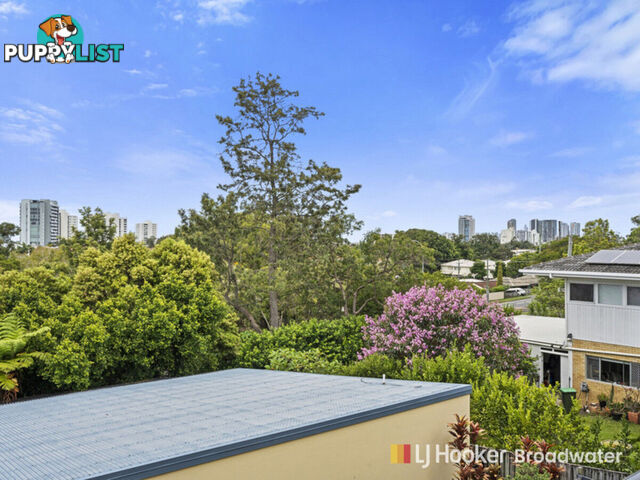 2/3 Hilltop  Street LABRADOR QLD 4215