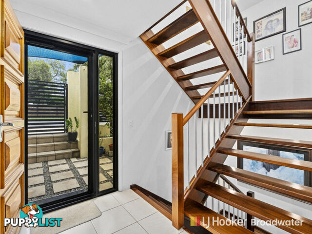 2/3 Hilltop  Street LABRADOR QLD 4215