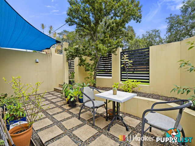 2/3 Hilltop  Street LABRADOR QLD 4215