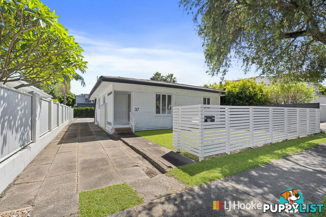 37 Robert Street LABRADOR QLD 4215