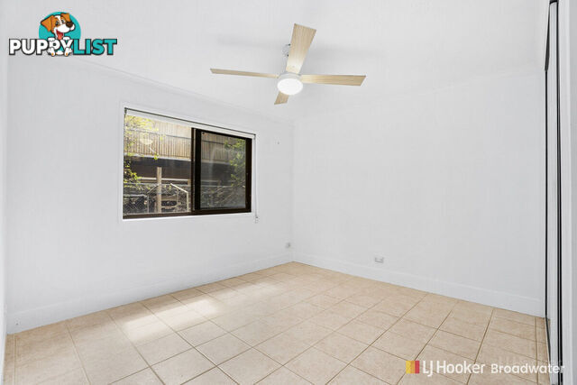 2/9 Bradford Street LABRADOR QLD 4215