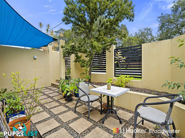 2/3 Hilltop  Street LABRADOR QLD 4215