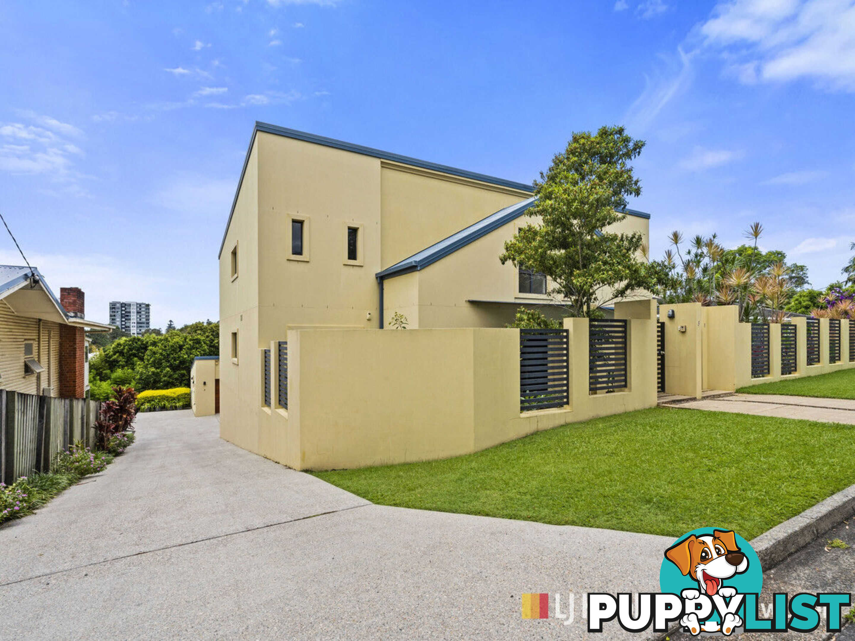 2/3 Hilltop  Street LABRADOR QLD 4215