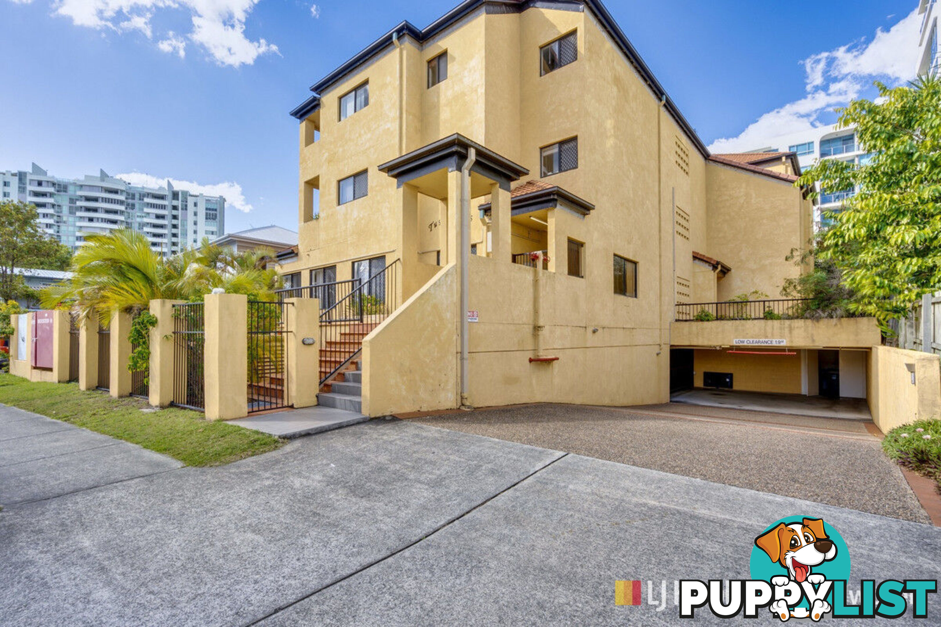 2/143 Frank Street LABRADOR QLD 4215