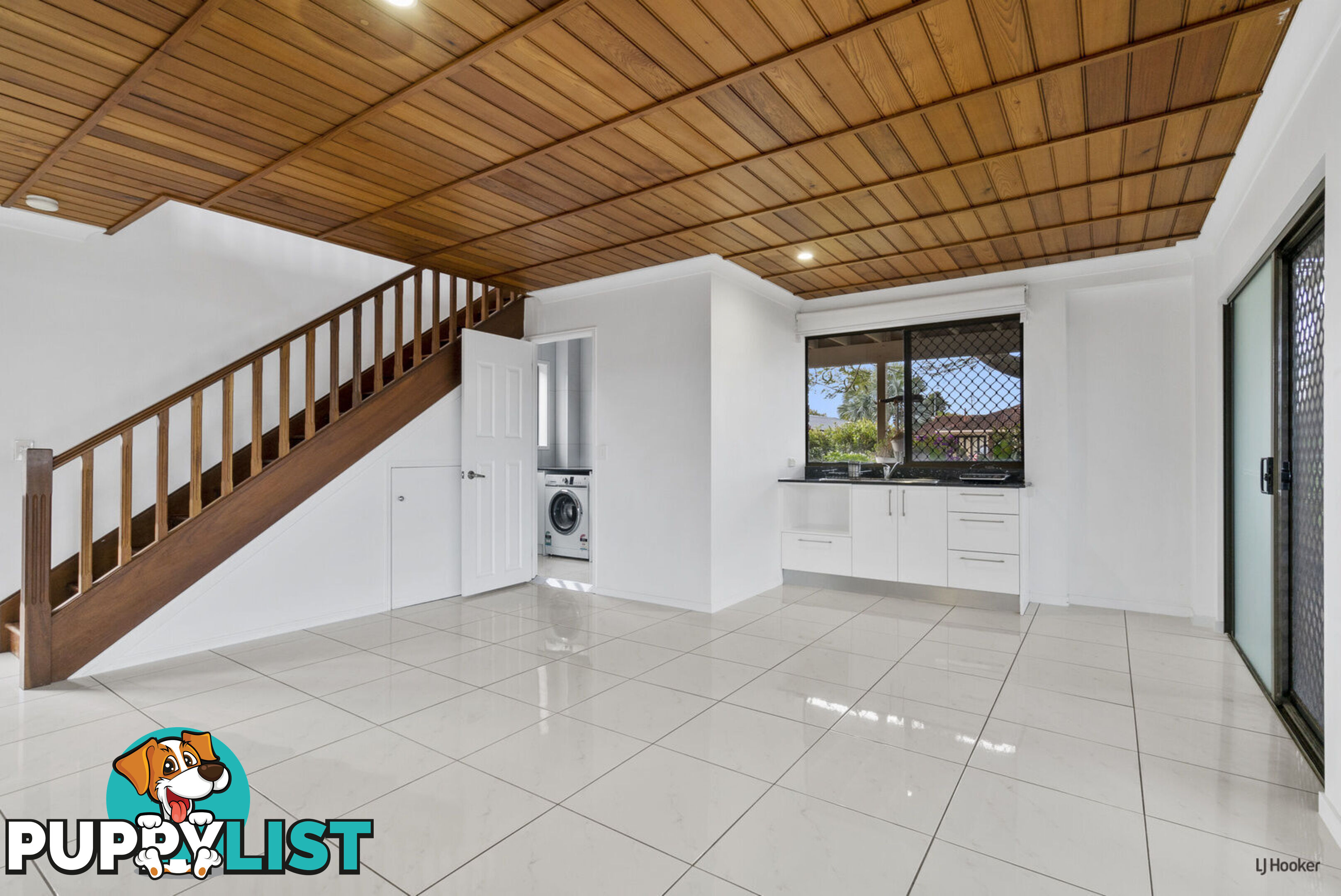 18 Holbrook Way ELANORA QLD 4221